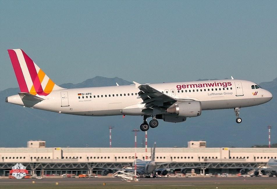 26F1BDEE00000578-3009151-This_Germanwings_Airbus_A320_carrying_144_passengers_and_six_cre-a-1_1427232185323