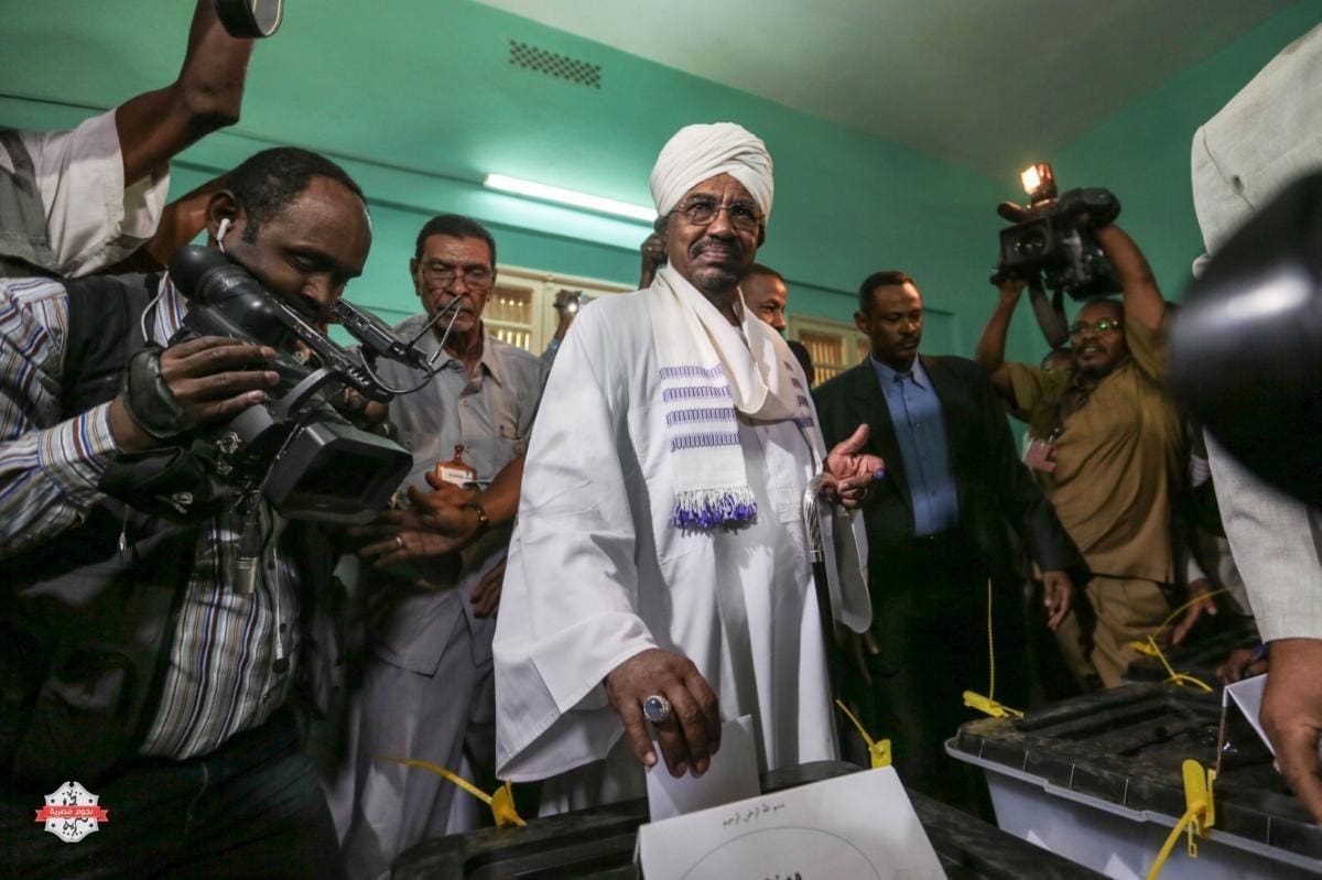 President Omar al-Bashir casts his ballot as he runs for another term، on the first day of the presidential and legislative elections، in Khartoum، Sudan، Monday، April 13، 2015. Sudan began voting Monday in an election expected to be won by al-Bashir، who has ruled Sudan unchallenged for 25 years. (AP Photo/Mosa'ab Elshamy)