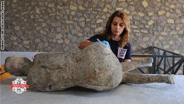 A restorer cleans and analyses a petrified victim of the eruption of Vesuvius volcano in 79 BC، as part of the restoration work and the study of 86 casts in the laboratory of Pompeii Archaeological Site، on May 20، 2015 in Pompeii. AFP PHOTO / MARIO LAPORTA (Photo credit should read MARIO LAPORTA/AFP/Getty Images)