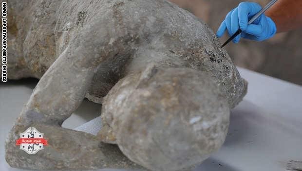 A restorer works on a petrified victim of the eruption of Vesuvius volcano in 79 BC، as part of the restoration work and the study of 86 casts in the laboratory of Pompeii Archaeological Site، on May 20، 2015 in Pompeii. AFP PHOTO / MARIO LAPORTA (Photo credit should read MARIO LAPORTA/AFP/Getty Images)