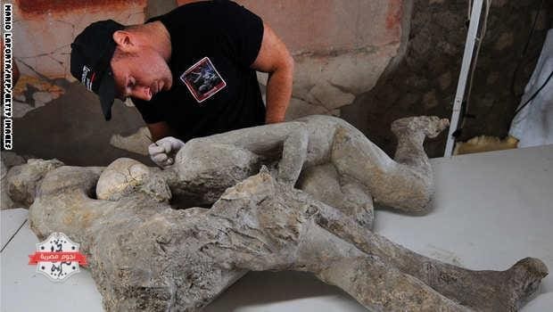 A restorer works on a petrified victim of the eruption of Vesuvius volcano in 79 BC، as part of the restoration work and the study of 86 casts in the laboratory of Pompeii Archaeological Site، on May 20، 2015 in Pompeii. AFP PHOTO / MARIO LAPORTA (Photo credit should read MARIO LAPORTA/AFP/Getty Images)