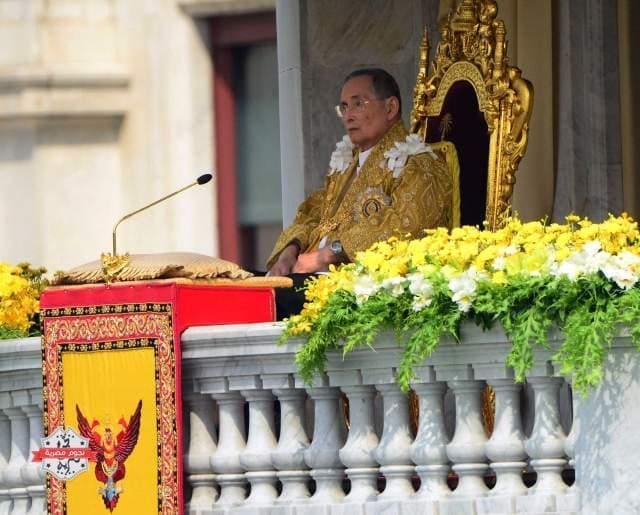 FILE - In this Dec. 5، 2012 file photo، Thai King Bhumibol Adulyadej appears to address a crowd from the balcony at the Anantha Samakhom Throne Hall in Bangkok، Thailand، during his 85th birthday celebration. Thailand's 87-year-old monarch made a rare public appearance Tuesday، May 5، 2015 to mark the 65th anniversary celebrating his coronation. Thais lined the roads of Bangkok's historic district chanting، "Long Live the King!" as the revered King Bhumibol was driven from the hospital، where he has taken up residence، to the Grand Palace. (AP Photo/Sakchai Lalit، File)