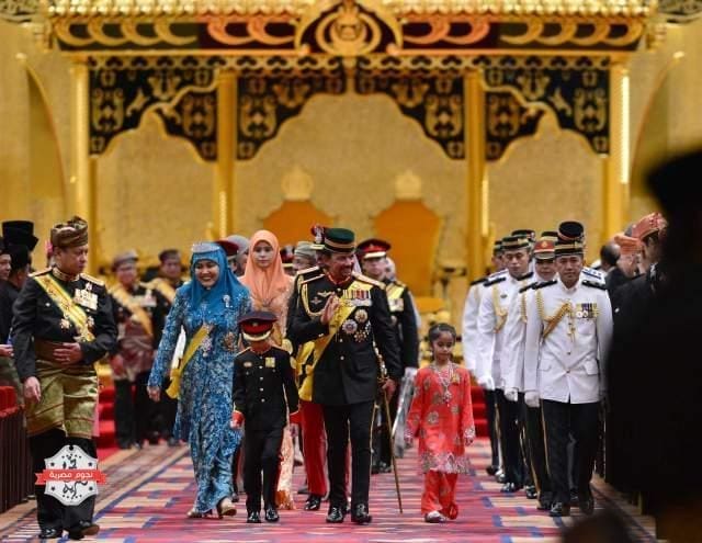 Bruneiís Sultan Hassanal Bolkiah (C) and members of the royal family leave the throne room after his 67th birthday celebrations at Nurul Iman Palace in Bandar Seri Begawan September 15، 2013. Hassanal Bolkiah was born on July 15، 1946. The official birthday celebrations were postponed to September 15 due to the Sultan's birthday falling in the month of Ramadan، according to local media. REUTERS/Ahim Rani (BRUNEI - Tags: ROYALS ANNIVERSARY) - RTX13LU7