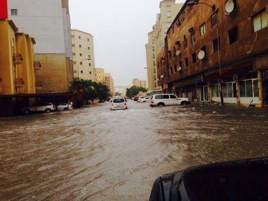 أمطار غزيرة تغرق شوارع قطر