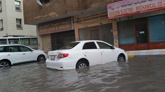 أمطار غزيرة تغرق شوارع قطر