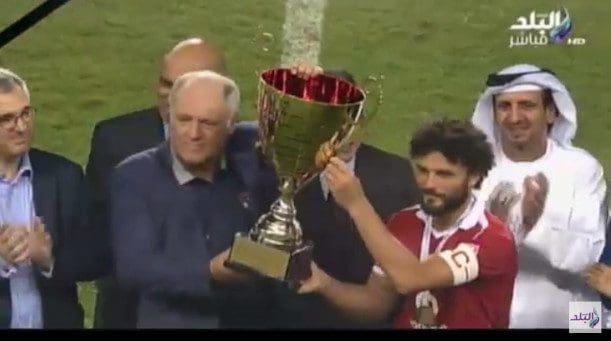 حسام غالي ومارتن يول يرفعان الكأس