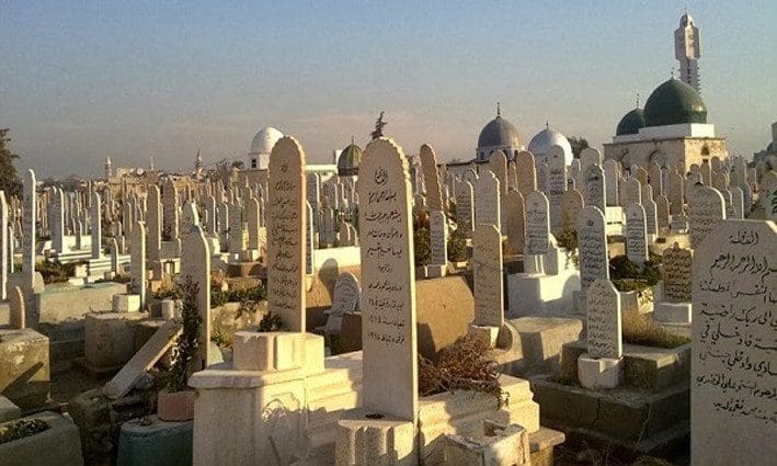 ما يحدث للميت عند دفنه فى المقابر
