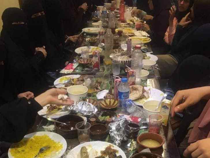 الفتيات المنتقبات بمطعم أم حسن