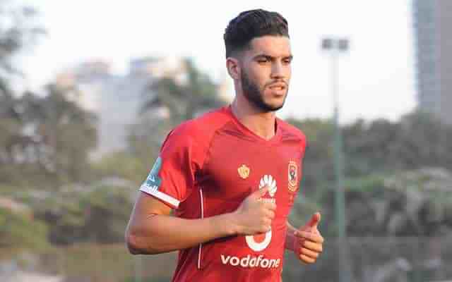 وليد أزاروا يشتبك مع مشجع ودادي بالمغرب