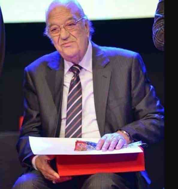 حسن حسني يتسلم الجائزة في مهرجان السينما الكاثويليكي 