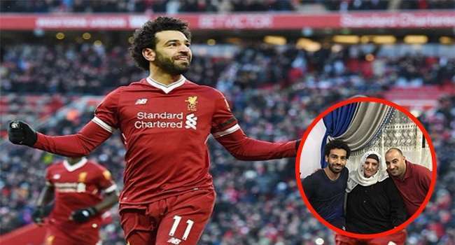 محمد صلاح لاعب ليفربول ووالدته