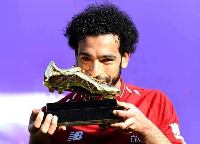 محمد صلاح يقبل الحذاء الذهبي