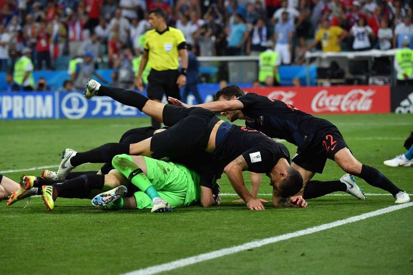 فرحة لاعبين كرواتيا مع الحارس بالتأهل لنصف النهائي