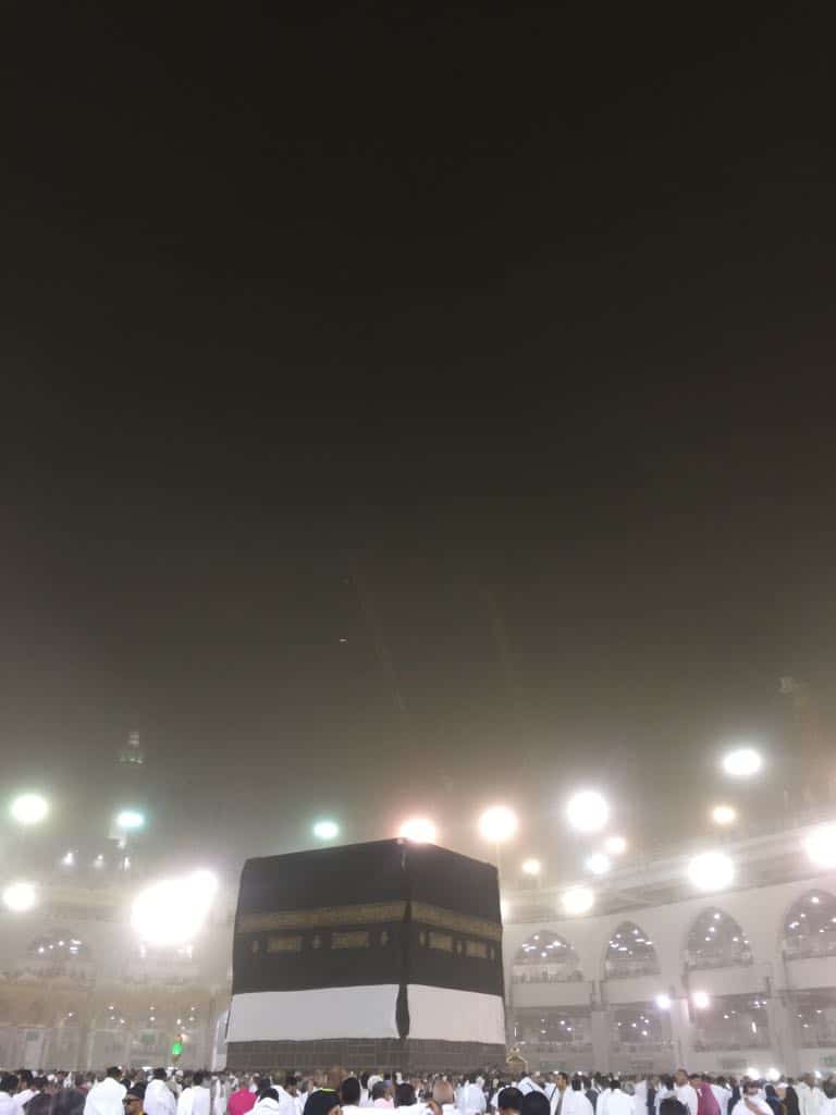 الكعبة المشرفة في طقس سيء 