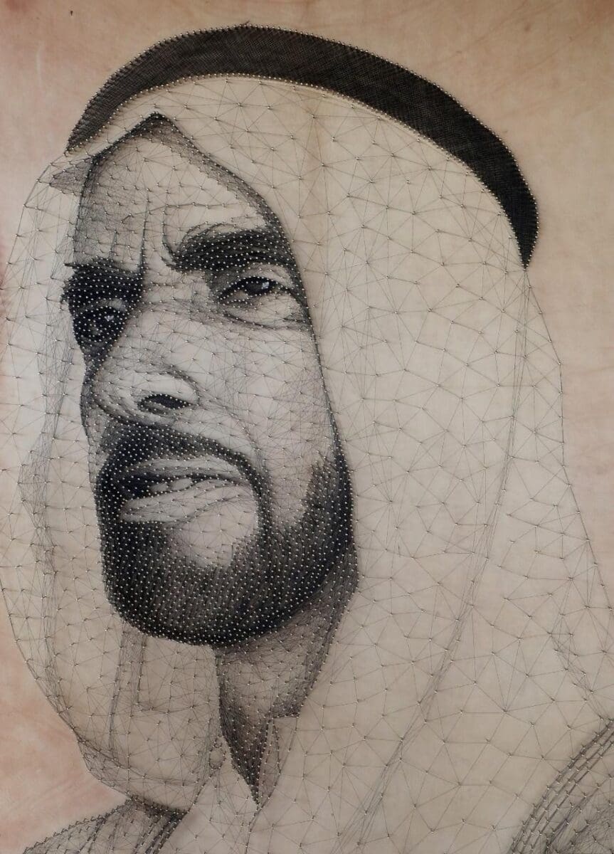 لوحة للشيخ زايد باللون الذهبي