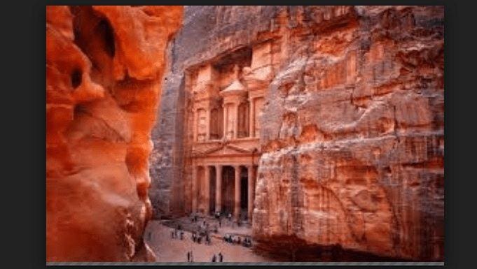 ضحايا السيول في الأردن يرتفع عددها وآلاف من السياح يرحلون