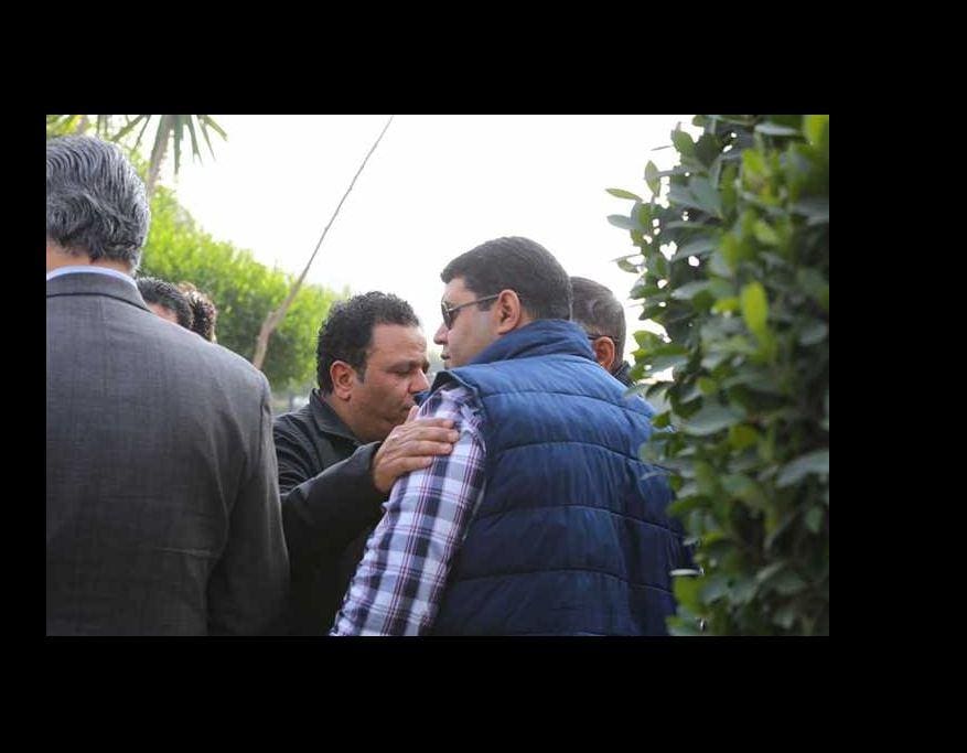 الفنان محمد فؤاد باكيًا ومتأثرًا بوفاة أخيه