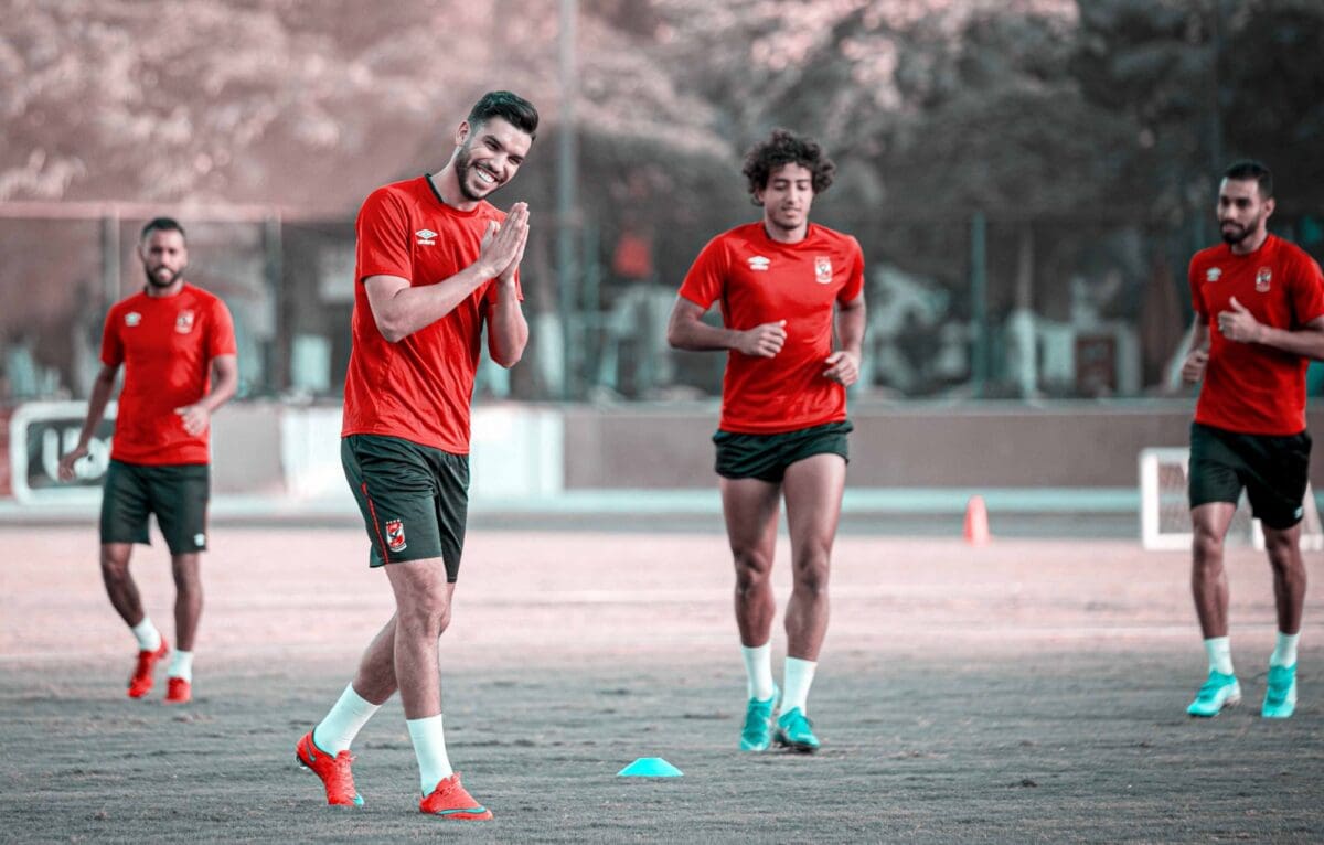القلعة الحمراء ضد اطلع برة