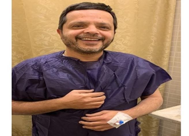 صورة للفنان محمد هنيدي بعدما أجرى العملية الجراحية الأخيرة 