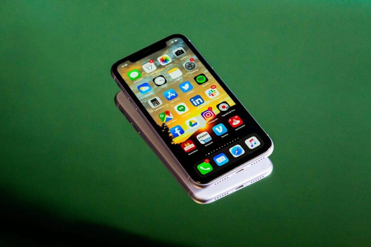 3. أفضل هاتف صغير في "APPLE IPHONE 12 MINi"