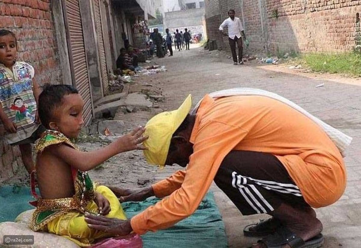 شخص يتقرب للطفل برانشيو