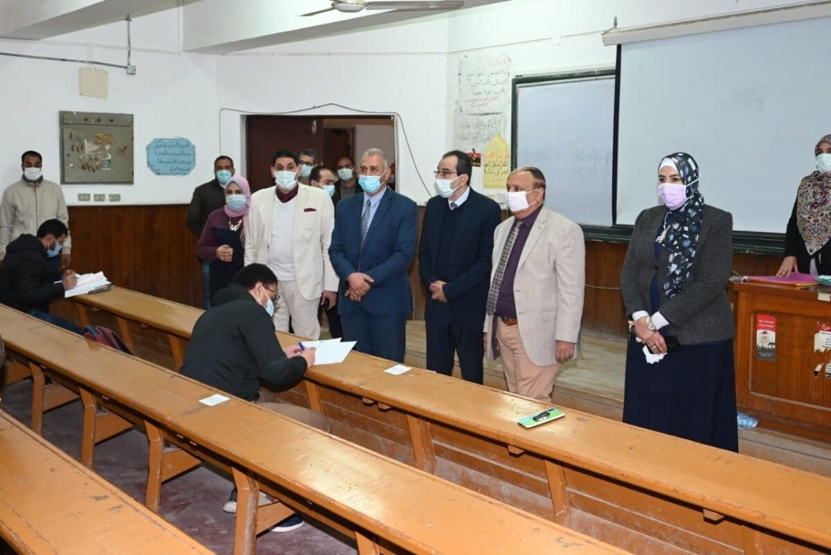 نائب رئيس جامعة الفيوم يتفقد امتحانات الدراسات العليا بكلية الزراعة 2022