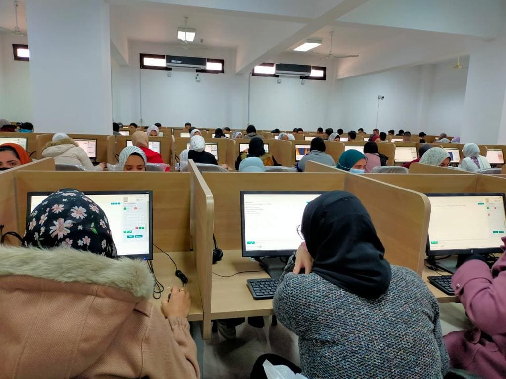 انعقاد الاختبارات الإلكترونية بالجامعة 2022