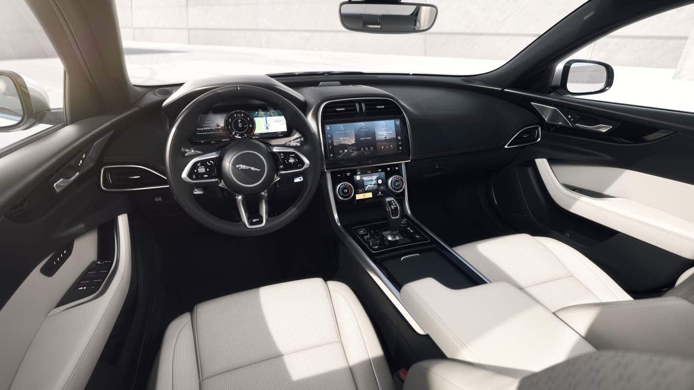 سيارة جاكوار XE 2022 من الداخل