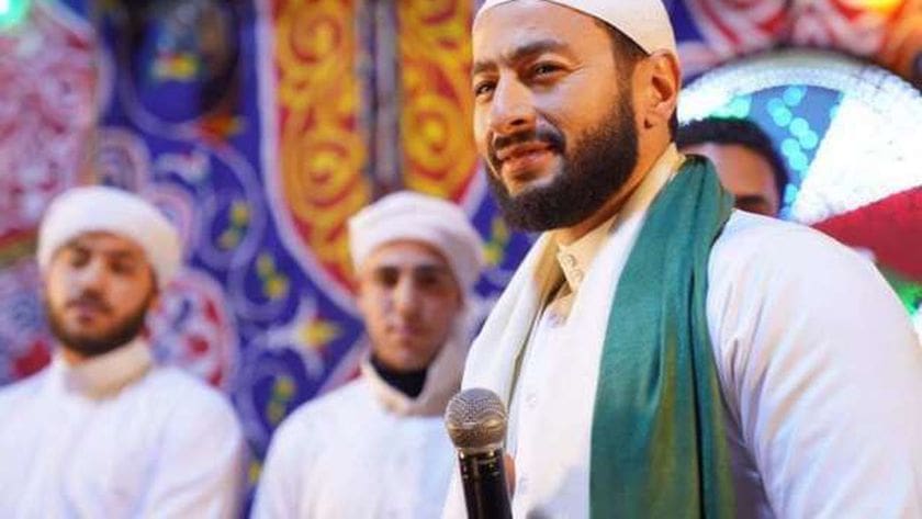 الفنان يستعين بصور من مسلسل المداح للرد.. حقيقة إعتزال حمادة هلال الفن