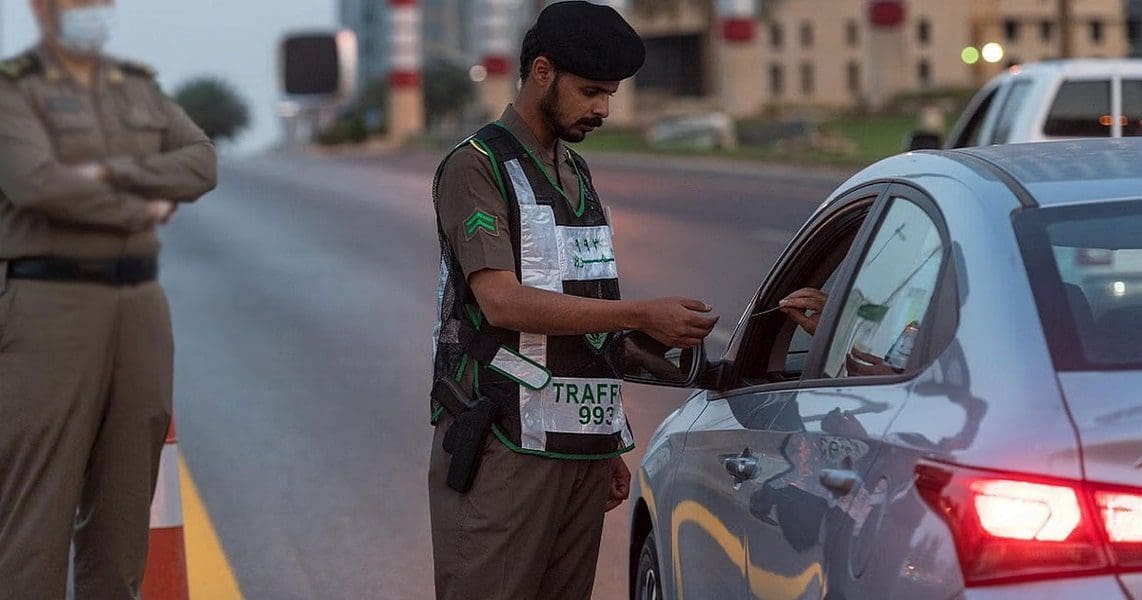 المرور السعودي يحذر قائدي المركبات من مخالفة قطع الإشارة في هذه الحالة