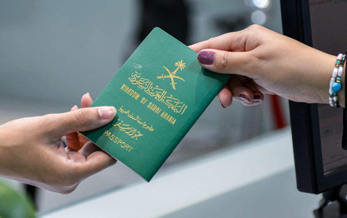الجوازات السعودية تحدد عقوبة تغيير معلومات جواز السفر 1444 هجري