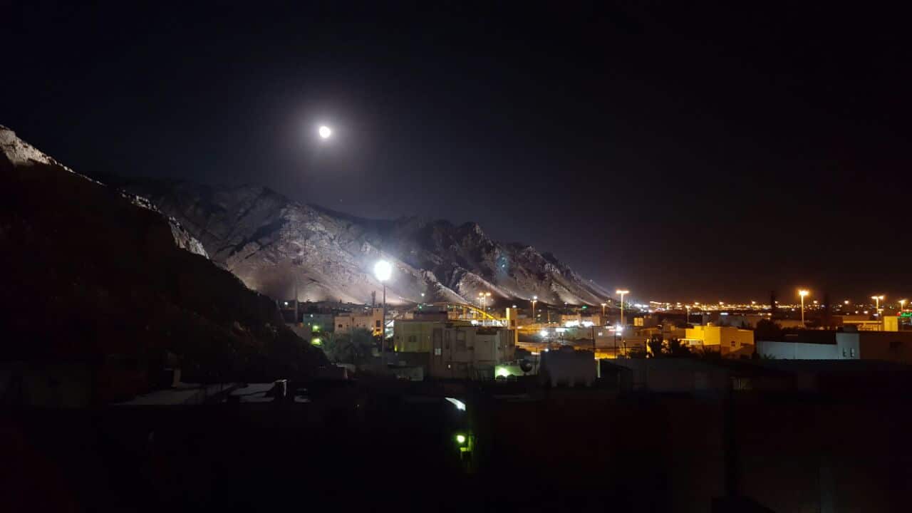 حي الشهداء وجبل أحد يحبنا ونحبه