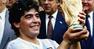 مارادونا يحمل كأس العالم في 1996