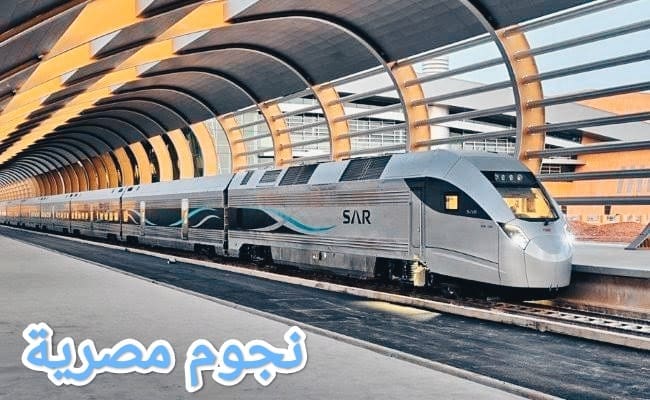 قطار سار من الخارج