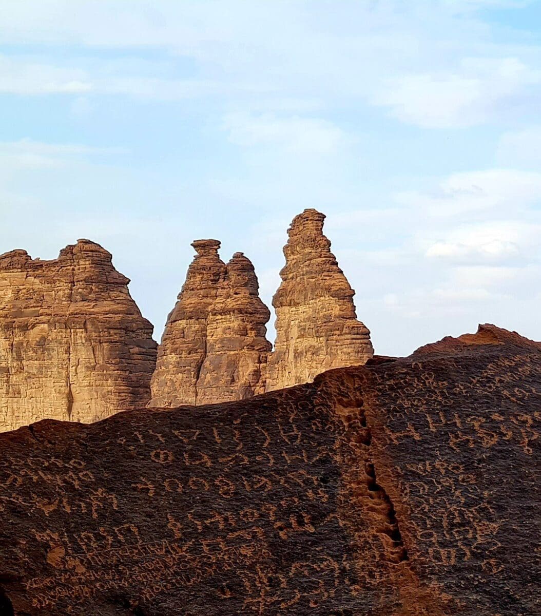 السياحة في العلا.. جبل عكمة