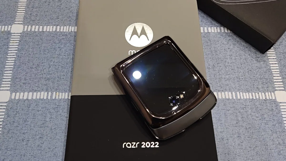 موتوريلا تستعيد قوتها الأسطورية من جديد، بإطلاق هاتفها Moto Razr 2022 المرتقب القابل للطئ بتصميم خرافي