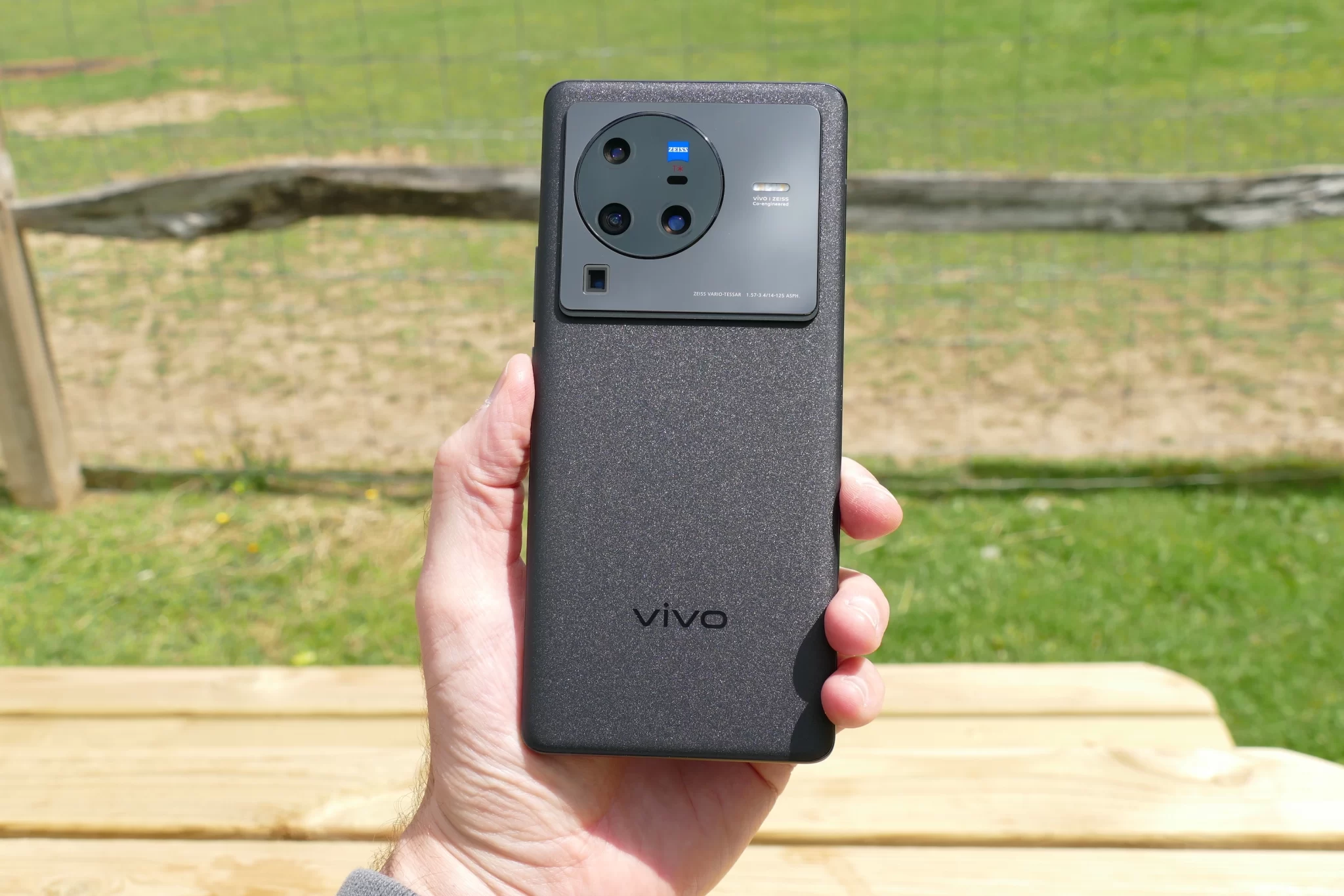 Vivo تواصل إبداعها بإطلاقها أحدث هواتفها الشبابية Vivo X80 Pro بإمكانيات "رائعة"