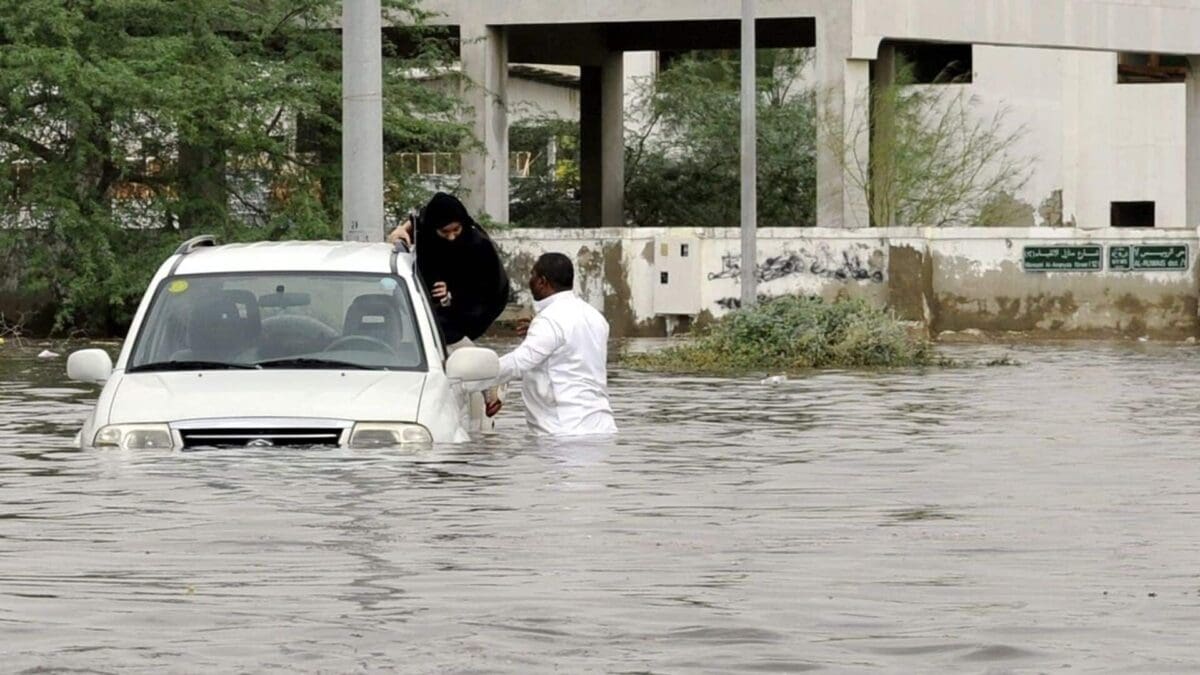 الدفاع المدني يُحذِّر من السيول والأمطار الغزيرة