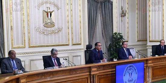 رئيس مجلس الوزراء يصدر قرارا بغلق المحلات والمولات التجارية 11 مساءا وضبط التكييفات المركزية على 25 درجة 