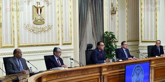 رئيس مجلس الوزراء يصدر قرارا بغلق المحلات والمولات التجارية 11 مساءا وضبط التكييفات المركزية على 25 درجة 