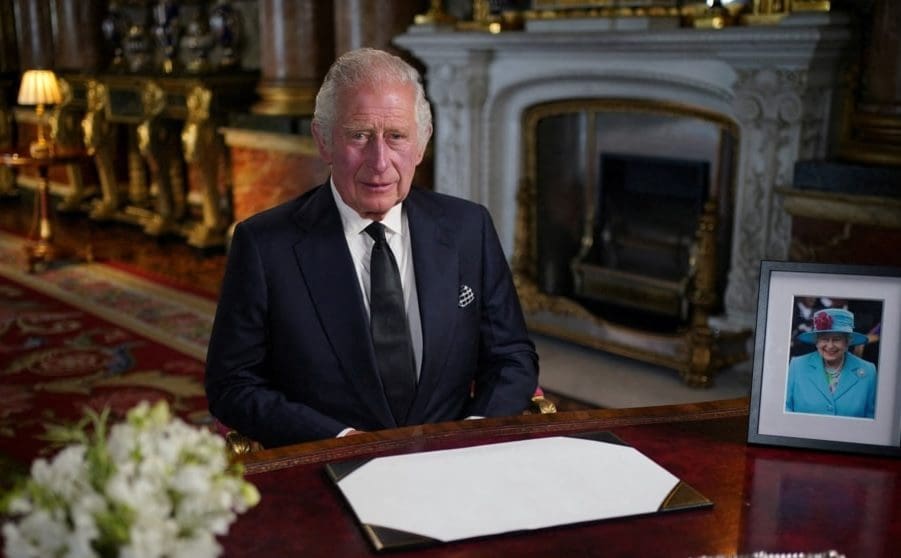 يظهر في الصورة شخص ومكتب_ CHARLES III