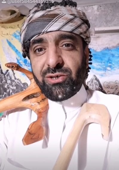 طلال خلف.. مواطن سعودي يصنع المشعاب 