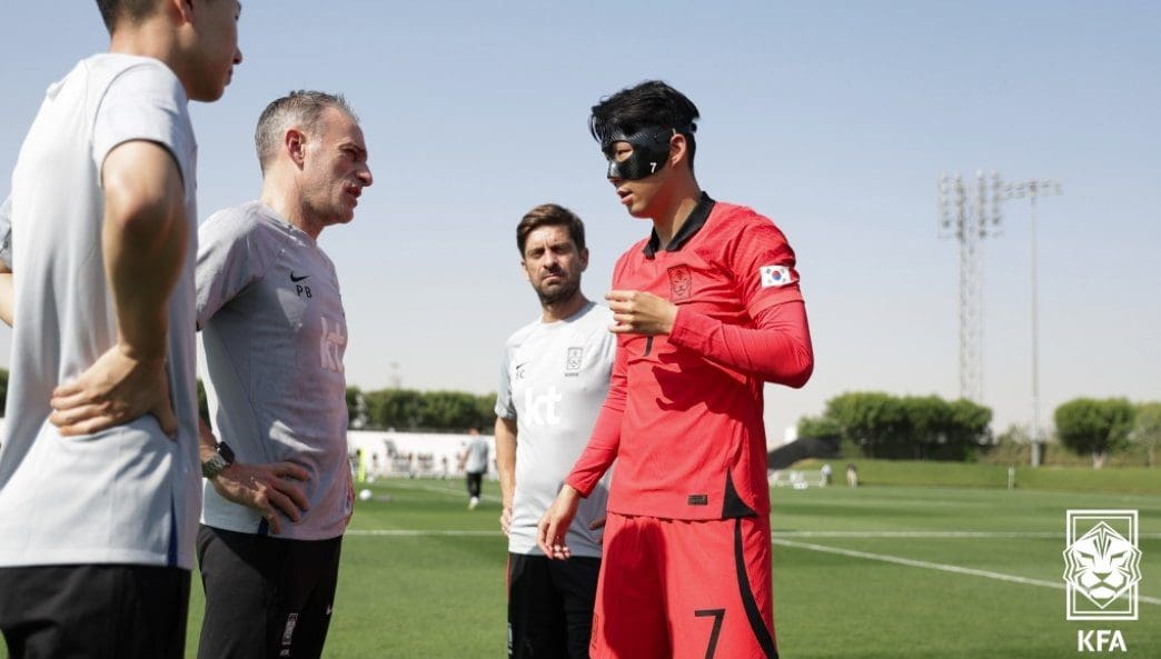 مشاركة الرجل المقنع في مباراة كوريا الجنوبية وأوروجواي كأس العالم 2022