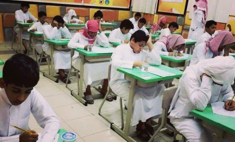 إمتحانات الطلاب في الفصل الدراسي الأول 