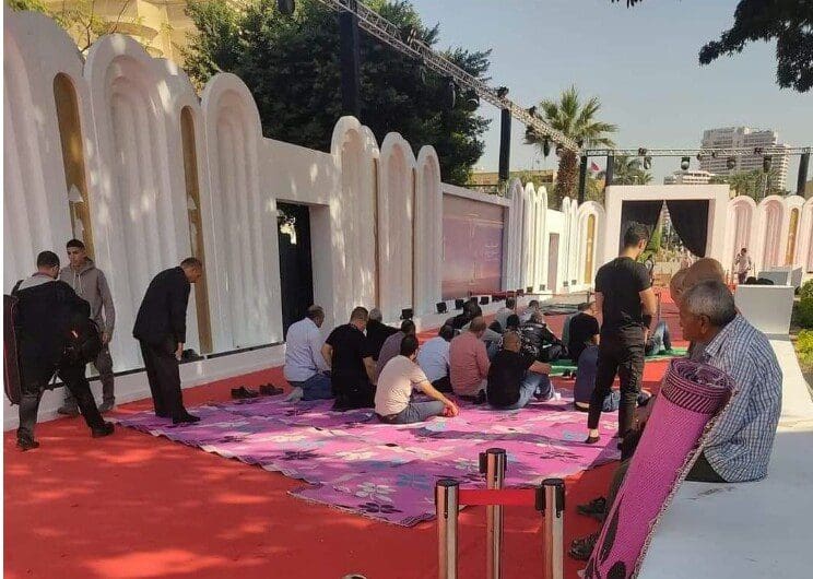 صورة المصلين على السجادة الحمراء 