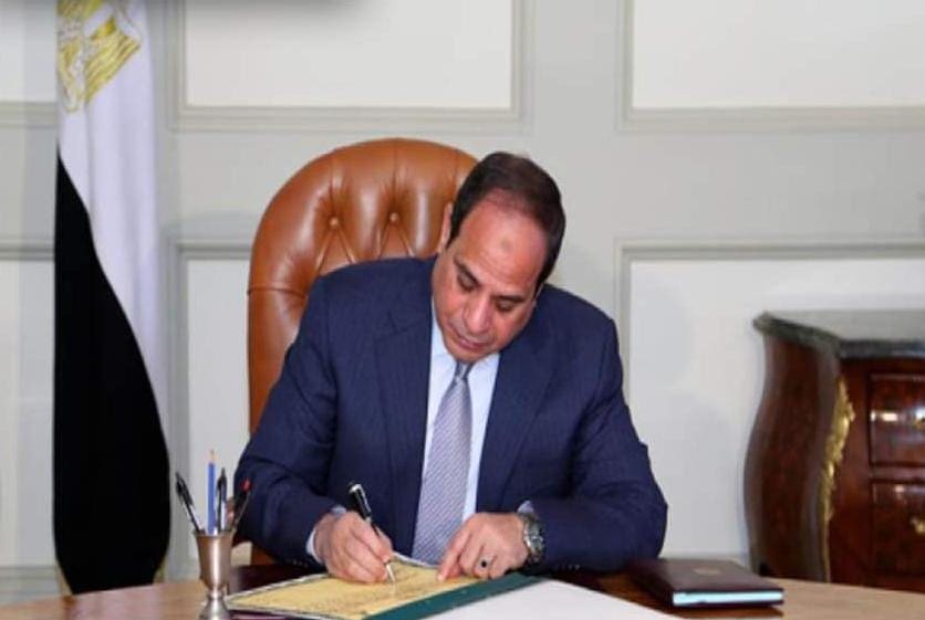 السيس يصدق على قانون العلاوة الاستثنائية