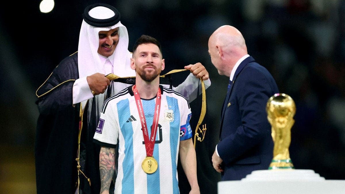 بشت تتويج ميسي