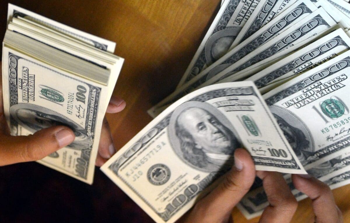 عاجل| الدولار يُشعل البنوك بارتفاع جديد اليوم 30 من يناير.. ليتخطى حاجز الـ30