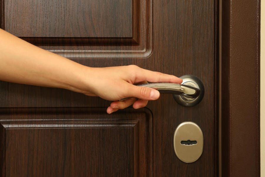 طريقة تنظيف مقابض الأبواب وتلميعها