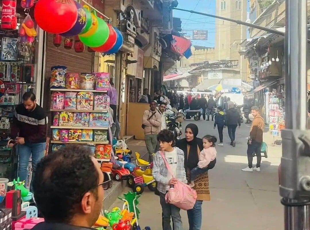 مني زكي بأحد شوارع دمياط 